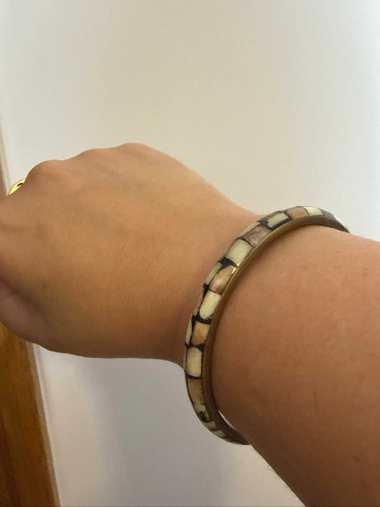 Pulseira rígida efeito mosaico bege e dourado – photo 2